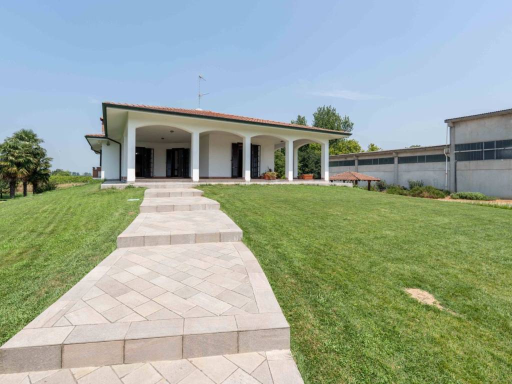 Villa bifamiliale avec parc et entrepôt